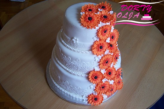 dort svatební třípatrový - oranžové gerbery a bílá kvítka